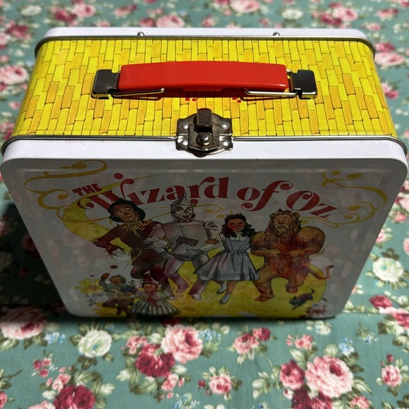 The Wizard of Oz! Lunchbox, DVD, & VHS! Movies are sealed. Excellent condition💫 - Picture 6 of 16